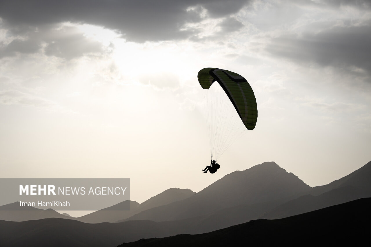 امیرخوانی، داری گواهینامه معتبر پروازی نبود