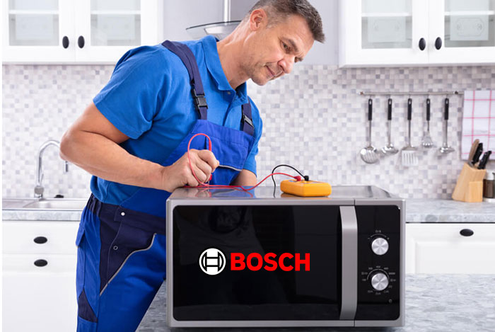 تعمیرکار ماکروفر بوش در حال تست قطعات