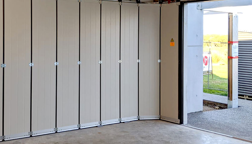 بهترین درب ریلی پارکینگ برای پارکینگ‌های کوچک چیست؟ + مزایا و معایب