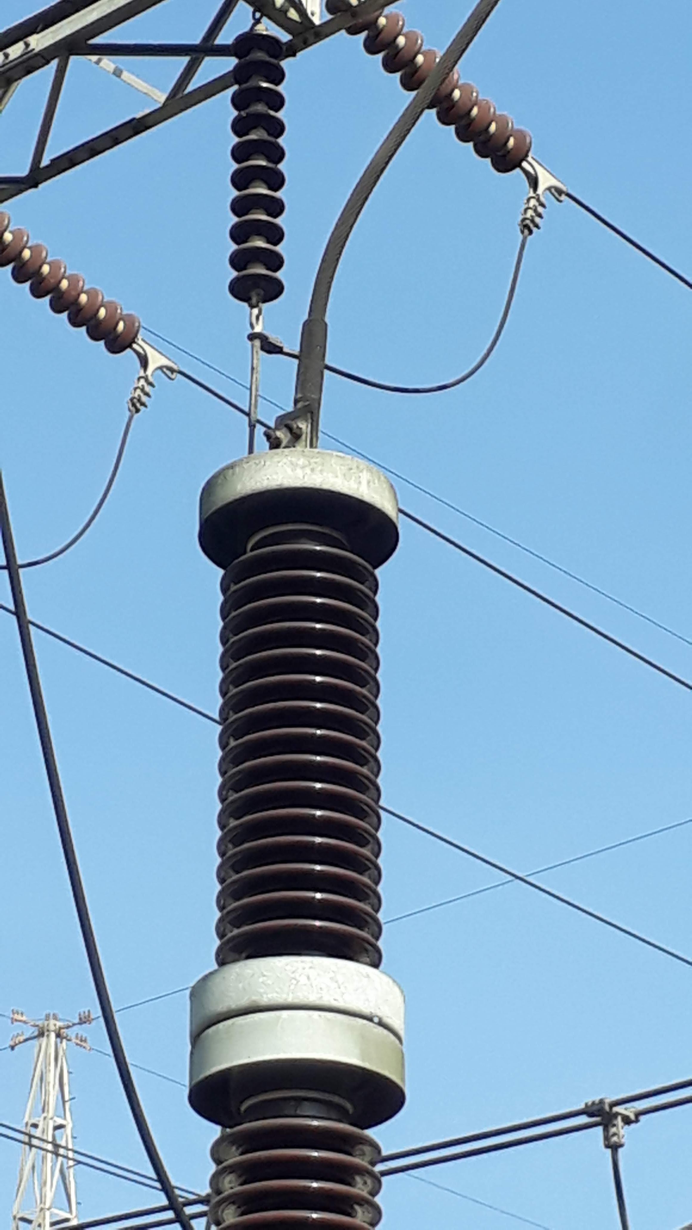 نصب برقگیر در بالای سقف ساختمان مسکونی