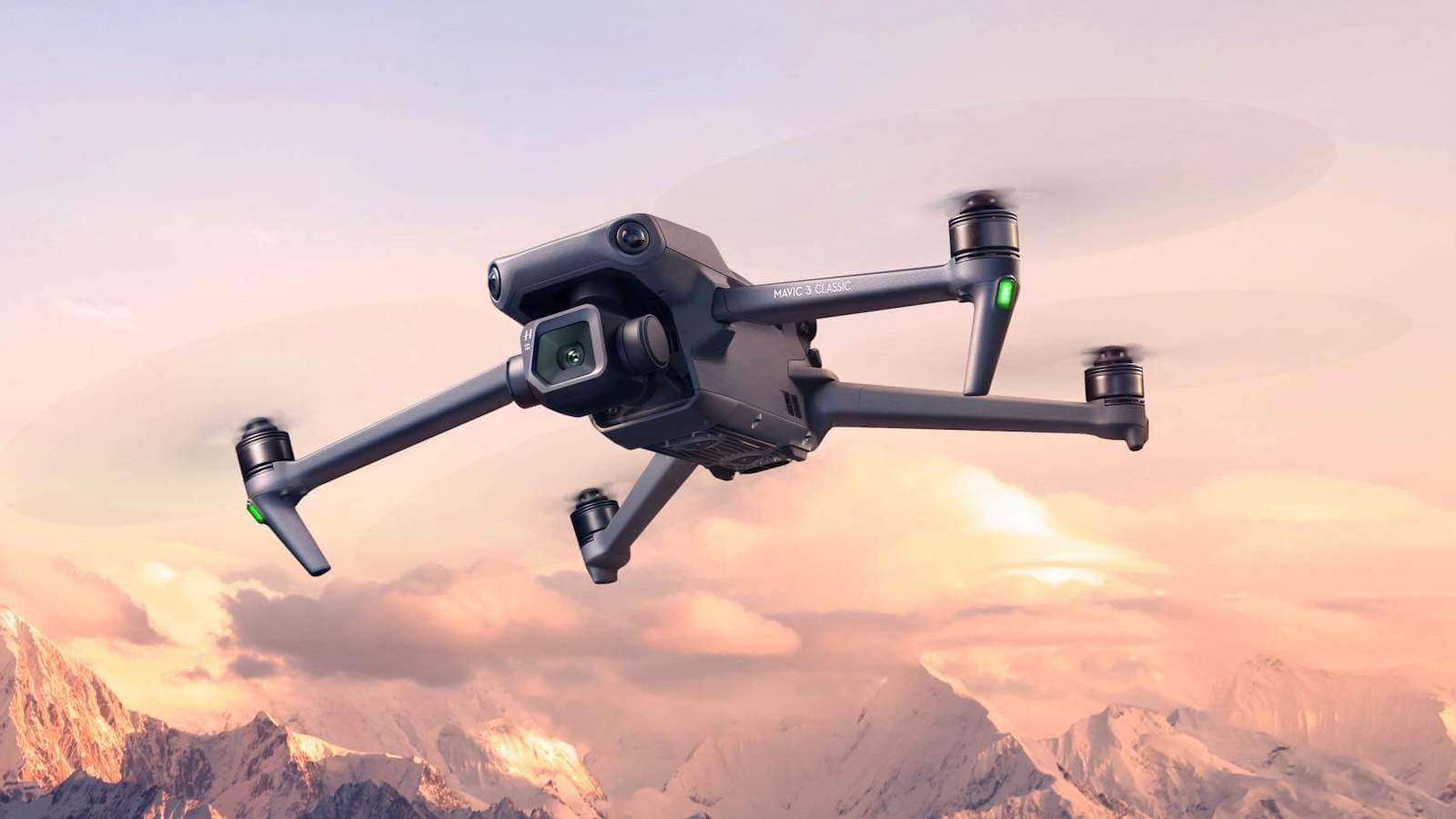 پهپاد DJI Mavic 3 Classic در حال ثبت تصاویر هوایی برای نقشه‌برداری ساختمانی