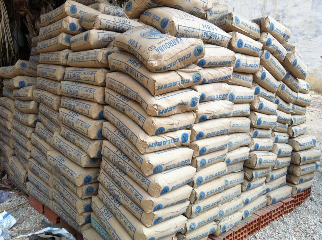 انبار ذخیره‌سازی سیمان پرتلند در سایت ساخت‌وساز، نمایش بسته‌بندی و شرایط نگهداری مناسب