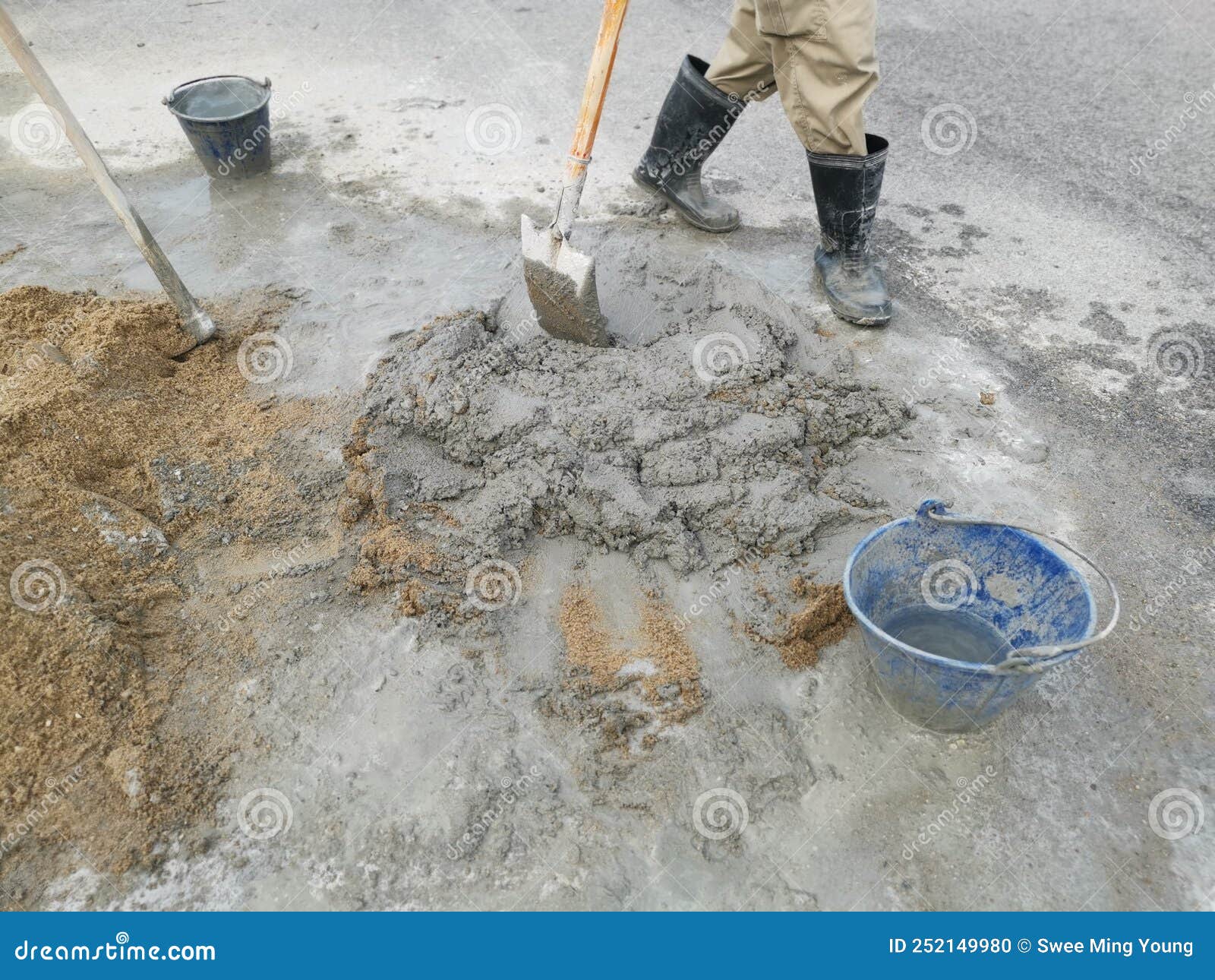 دستگاه یا ابزارهای دستی برای مخلوط کردن سیمان و ماسه در ساخت ملات