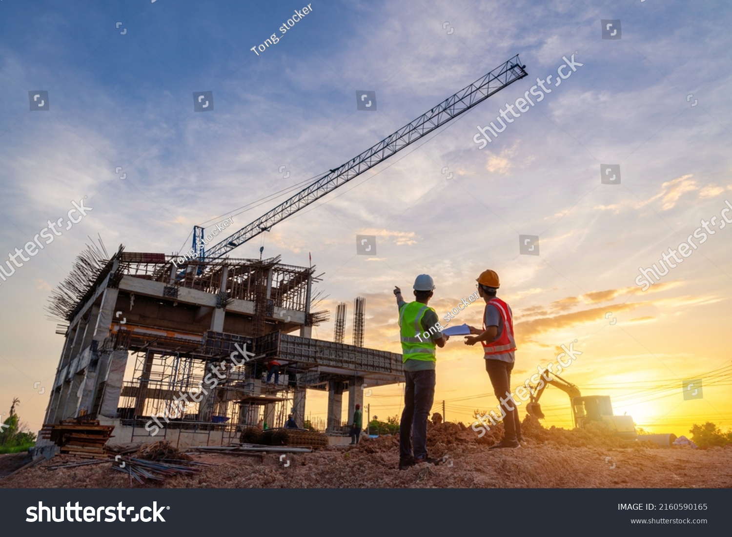 معمار و مهندس در حال بررسی جزئیات سازه سبز در سایت ساخت